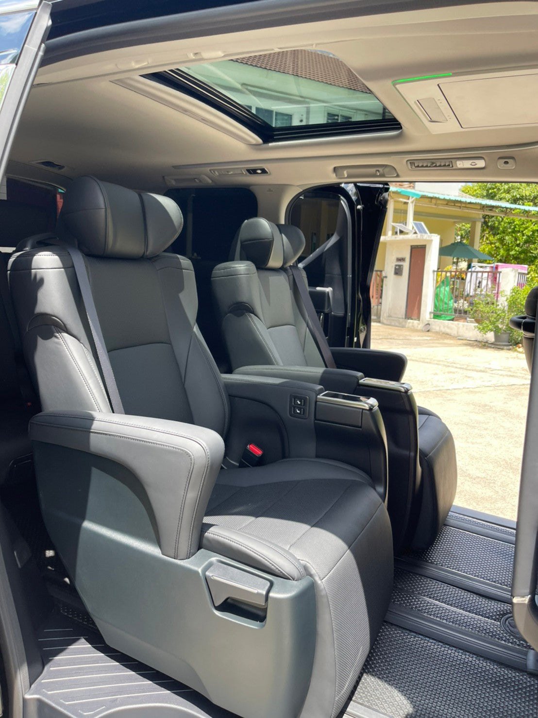 TOYOTA ALPHARD 2023 FOR RENT IN CHIANG MAI WITH DRIVER